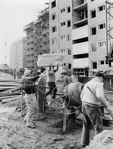 Aufgrund des Mangels an innerstädtischem Bauland entstehen am Hamburger Stadtrand Großsiedlungen wie hier in Jenfeld Anfang der 1960er Jahre.