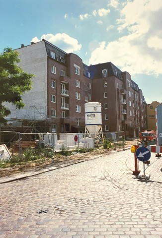  In Altona können 1989 in der Erdmannstraße 53 Wohnungen auf einem Grundstück der insolventen „Neuen Heimat“ fertig gestellt werden.