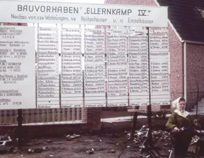  Ein umfangreiches Bauschild weist die Gewerke zum Projekt der Erweiterung der Albert-Schweitzer-Siedlung am ehemaligen Ellernkamp 1961 aus.