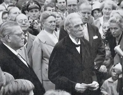  Der Namensgeber der Siedlung Albert Schweitzer zu Besuch 1959, links HARABAU-Gründer und Aufsichtsrat-Vorsitzender Carl Broschinski.