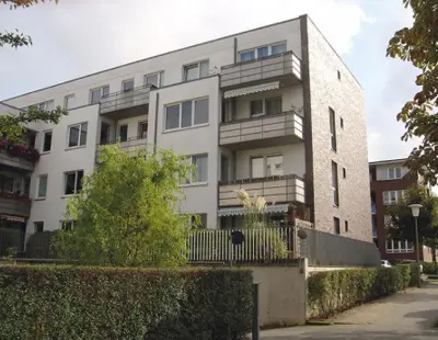 Auf dem ehemaligen Kasernengelände, der Rahlsteder Höhe, erwirbt die HARABAU 2001 in der Ahrenshooper und der Kühlungsborner Straße 199 Wohnungen – eine große Investition.