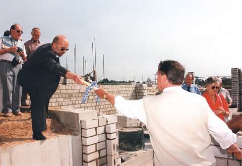 Auf der Baustelle am Sophie-Schoop-Weg übergibt Vorstand Hans-Jürgen Teudt 1997 Aufsichtsratsmitglied Günter Hesse die Dokumente zum Bauprojekt.