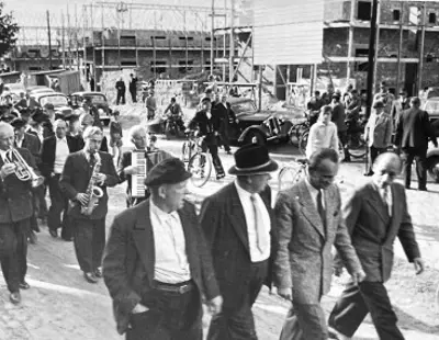 Musik und Gäste zum Richtfest am Pogwischrund 1954