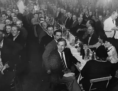 Handwerker, Mitglieder und Freunde der Genossenschaft feiern an langen Tafeln in einer Rahlstedter Gaststätte den 10jährigen Geburtstag der HARABAU 1957.