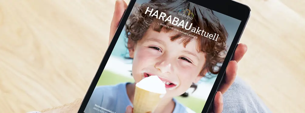 Eine Person hält ein Tablet mit der Harabauaktuell  in der Hand