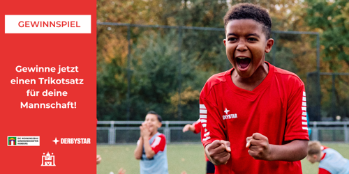 Ein Kind steht auf dem Fußballplatz und jubelt