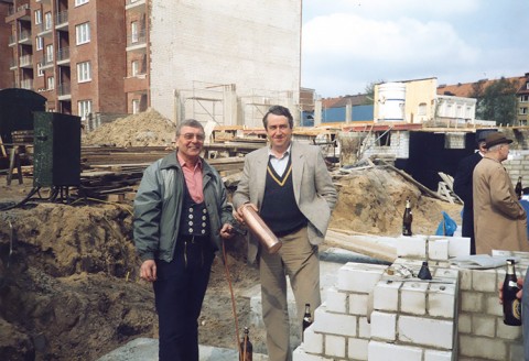 Der Betriebsklempner Günther Zoeftig und der Betriebsmaurer Gustav Kabel bleiben auch nach der Auflösung des Regiebetriebs für die HARABAU tätig.